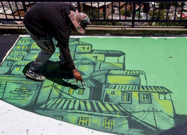 Mural monumental pintado en edificio